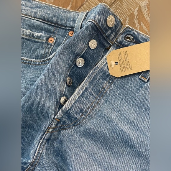 Levi's Women's 501 Original High Rise Shorts NWT Size 28 - Picture 10 of 13